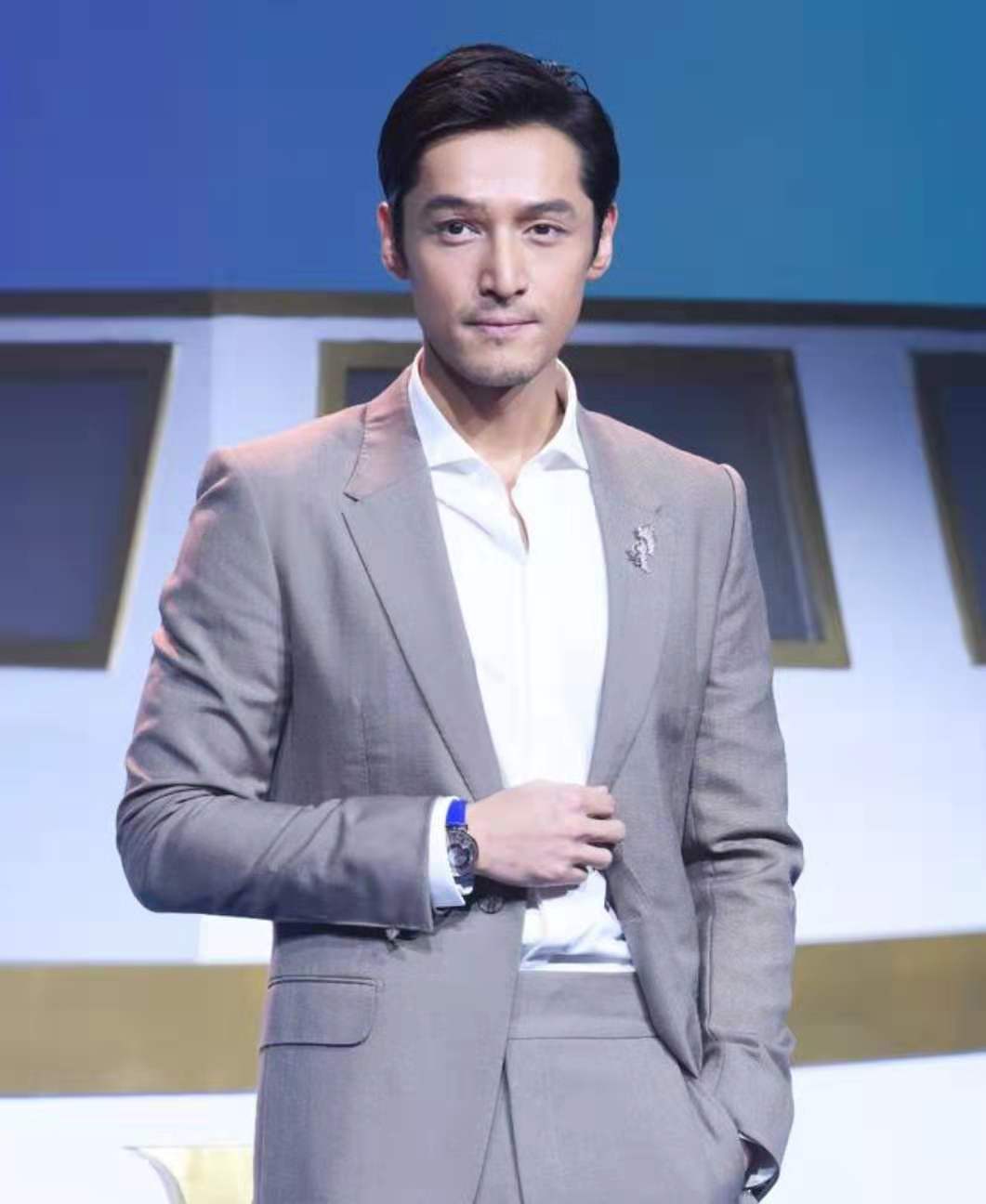 37岁胡歌长发换板寸头男人味,36岁胡歌终于换新发型