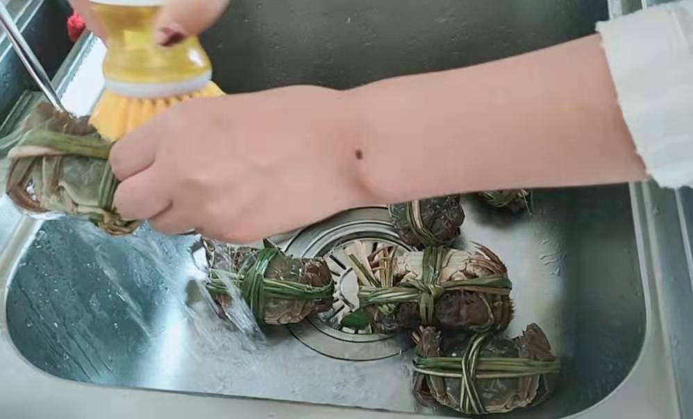 大闸蟹如何做才有营养视频,活的大闸蟹怎么做才好吃又营养