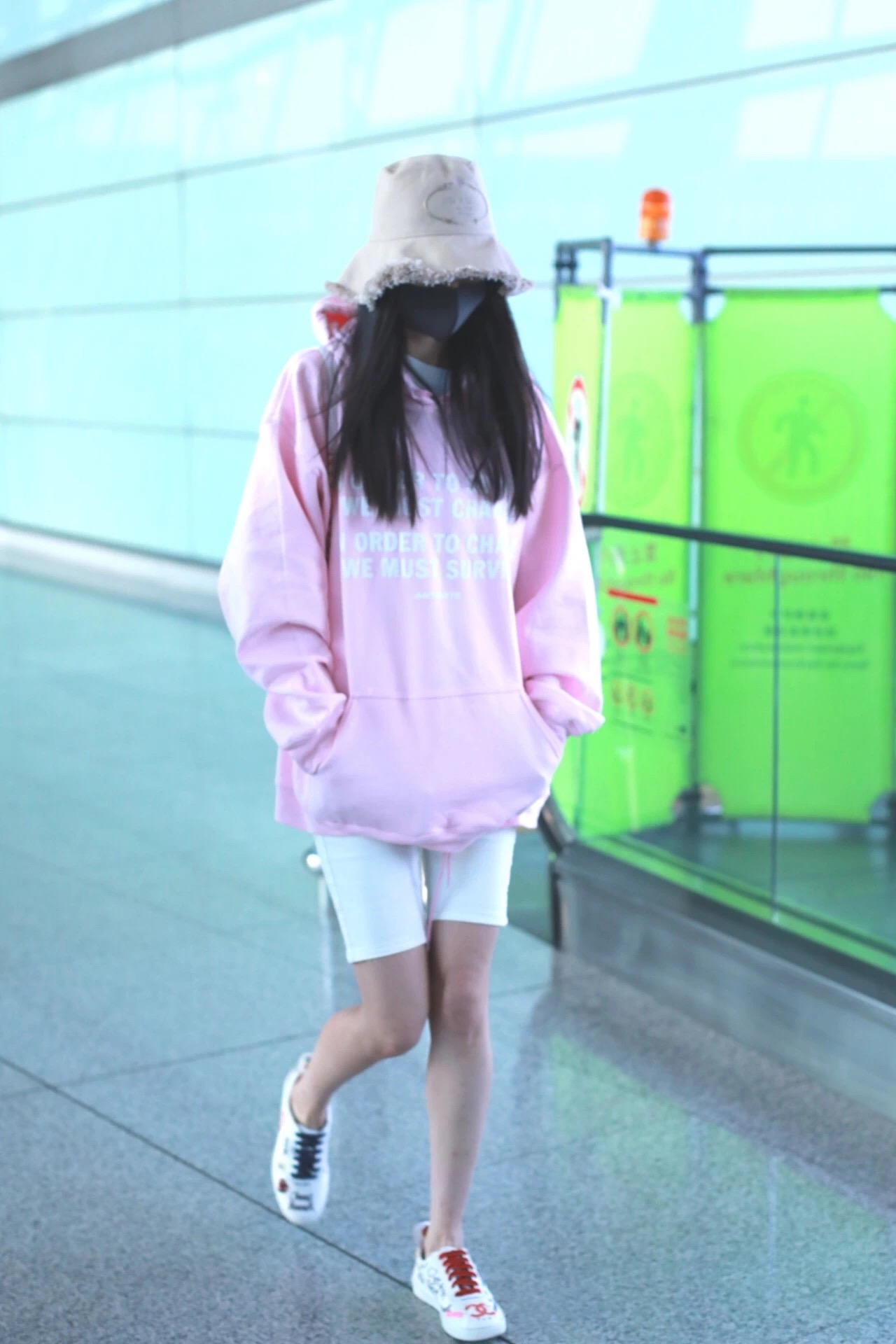 辣妈杨幂夏季最新街拍造型,杨幂秋季穿搭技巧