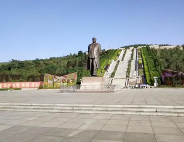 *国锋华**墓地：有很多老人鞠躬，回归卦山，不占民地