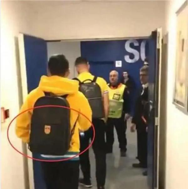 武磊有颗爱国心！他发誓为中国足球贡献力量，曾拒绝在*旗国**上签名