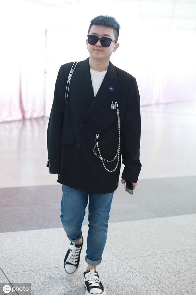 张大大红毯造型,张大大机场牛仔裤