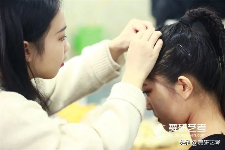 舞蹈高盘头的简单方法,儿童舞蹈盘头最简单