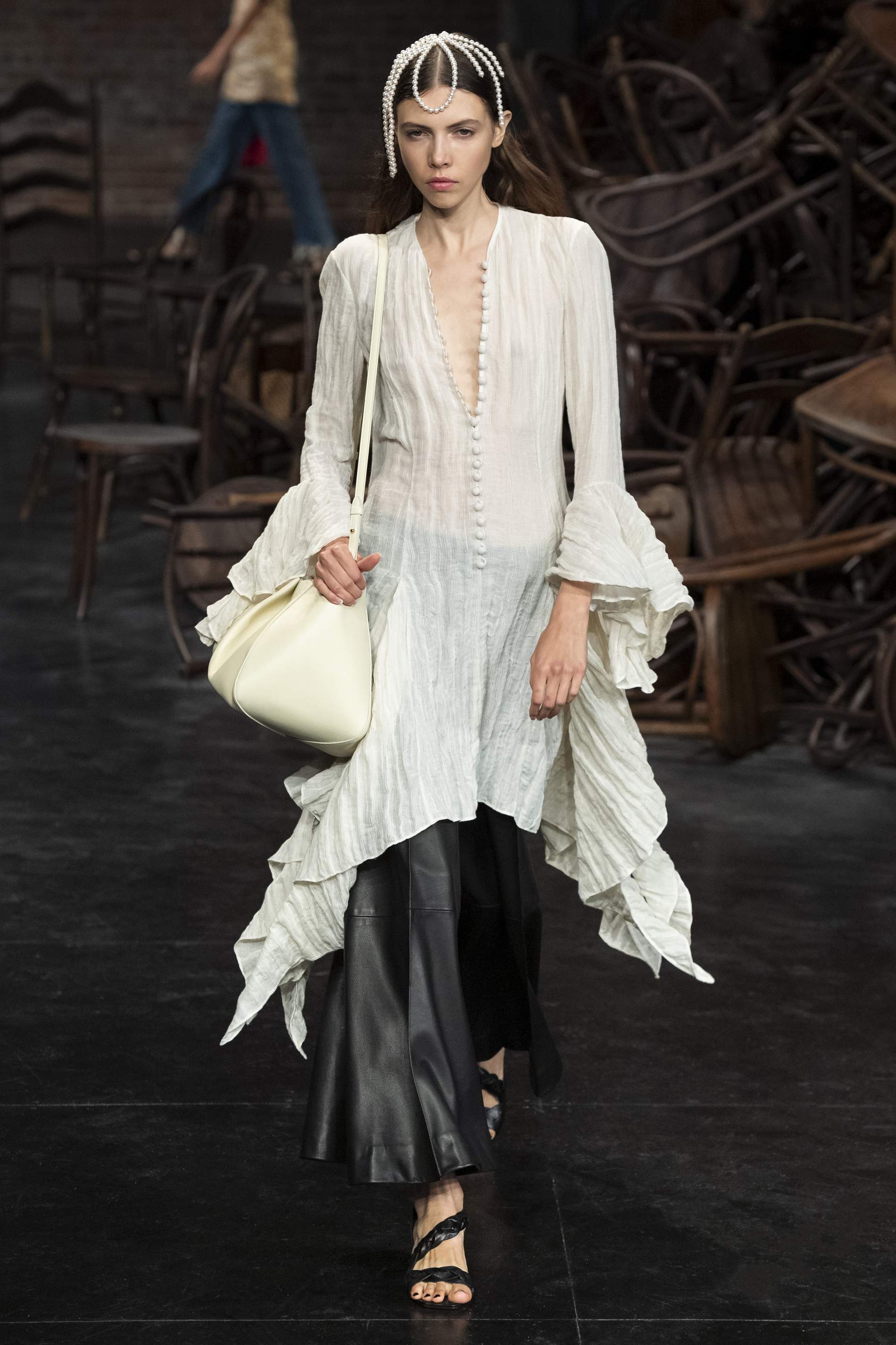 面对眼花缭乱的时装2020春夏到底买什么？她们有话要说