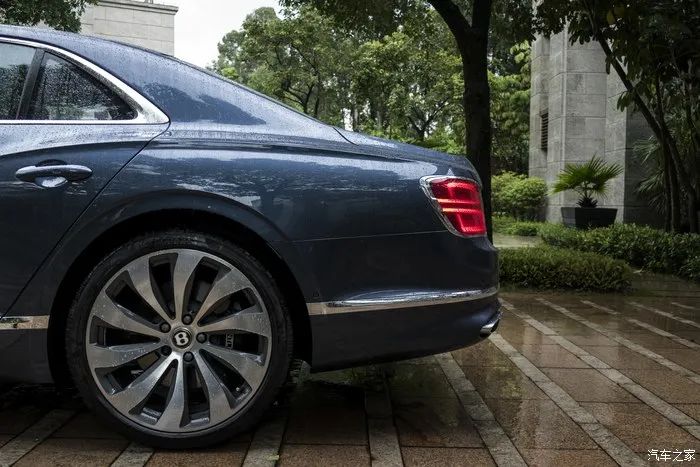 宾利飞驰对比迈巴赫s480气场,宾利飞驰街拍气场霸气视频