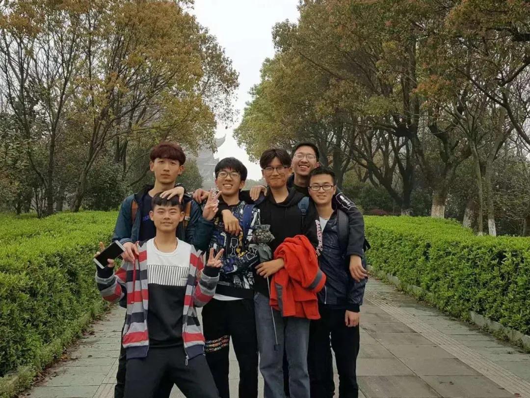 无锡一高校宿舍,成都一大学寝室6名男生上名校