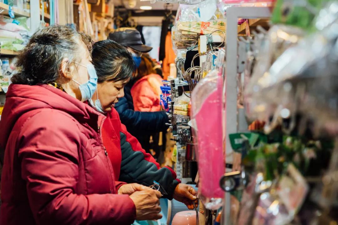 活着的两元店,2块钱能买啥?