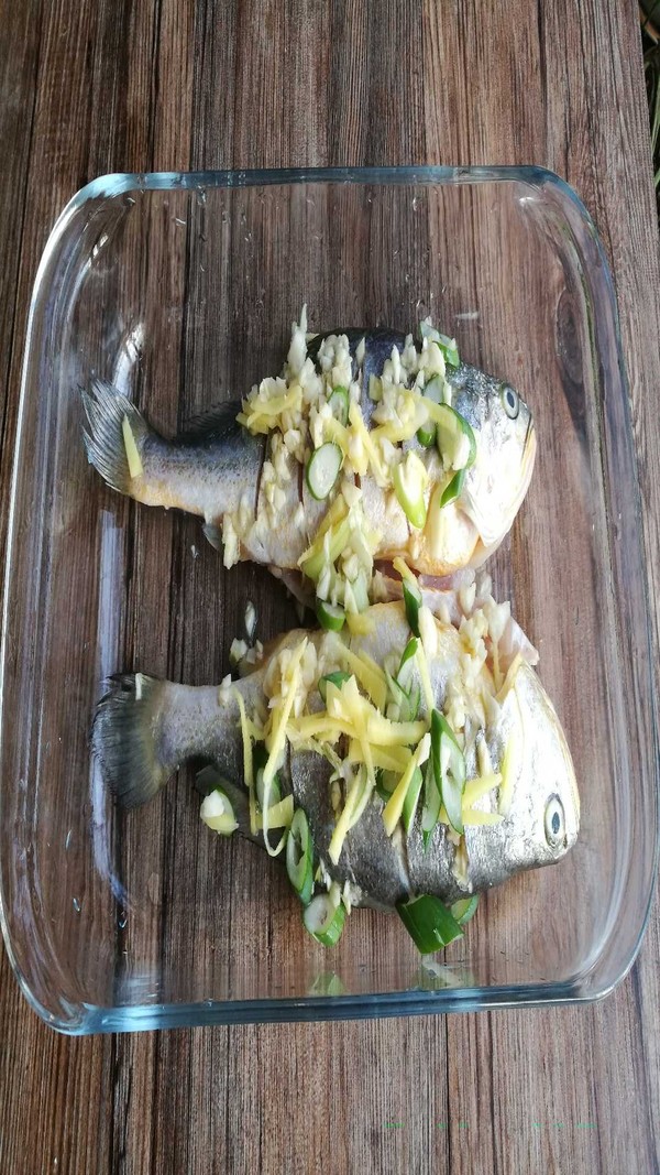 蒸鱼的时候倒料酒吗,蒸鱼什么时候放调料