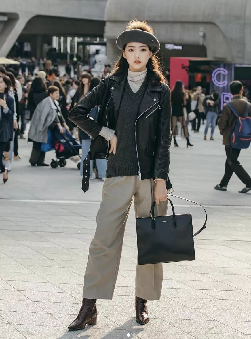 搭靴子穿的裙子秋冬款,裙子靴子秋冬搭配图