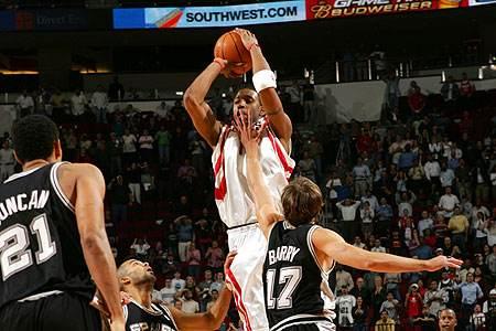 效力3年就退役球衣！不是超巨也有这待遇？只是“代价”太惨痛