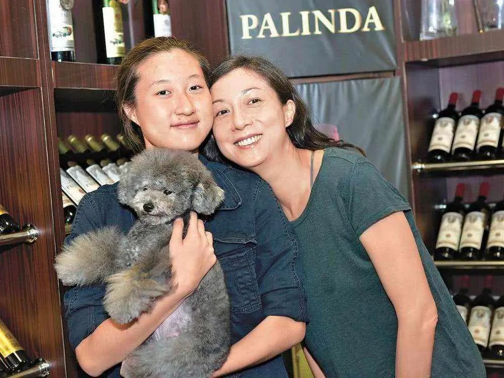 成龙20岁女儿传婚变,清空秀恩爱照片,同性妻子发文称旧照恶心