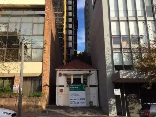 悉尼一不到3米宽土地以6.9万澳元出售!拍卖广告:请充分发挥你的想象力