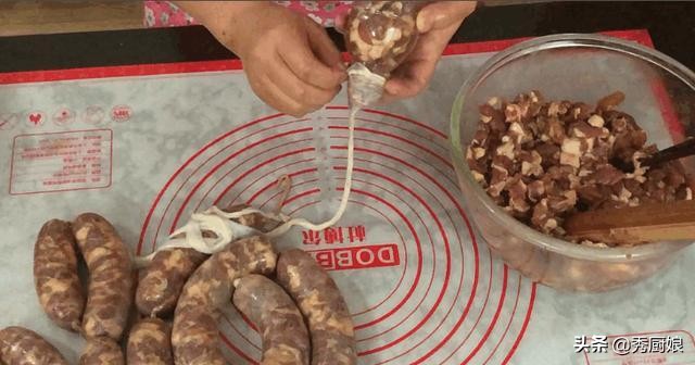 刚做出来的香肠怎么晒才好吃,灌腊肠的时候怎样让腊肠不容易散