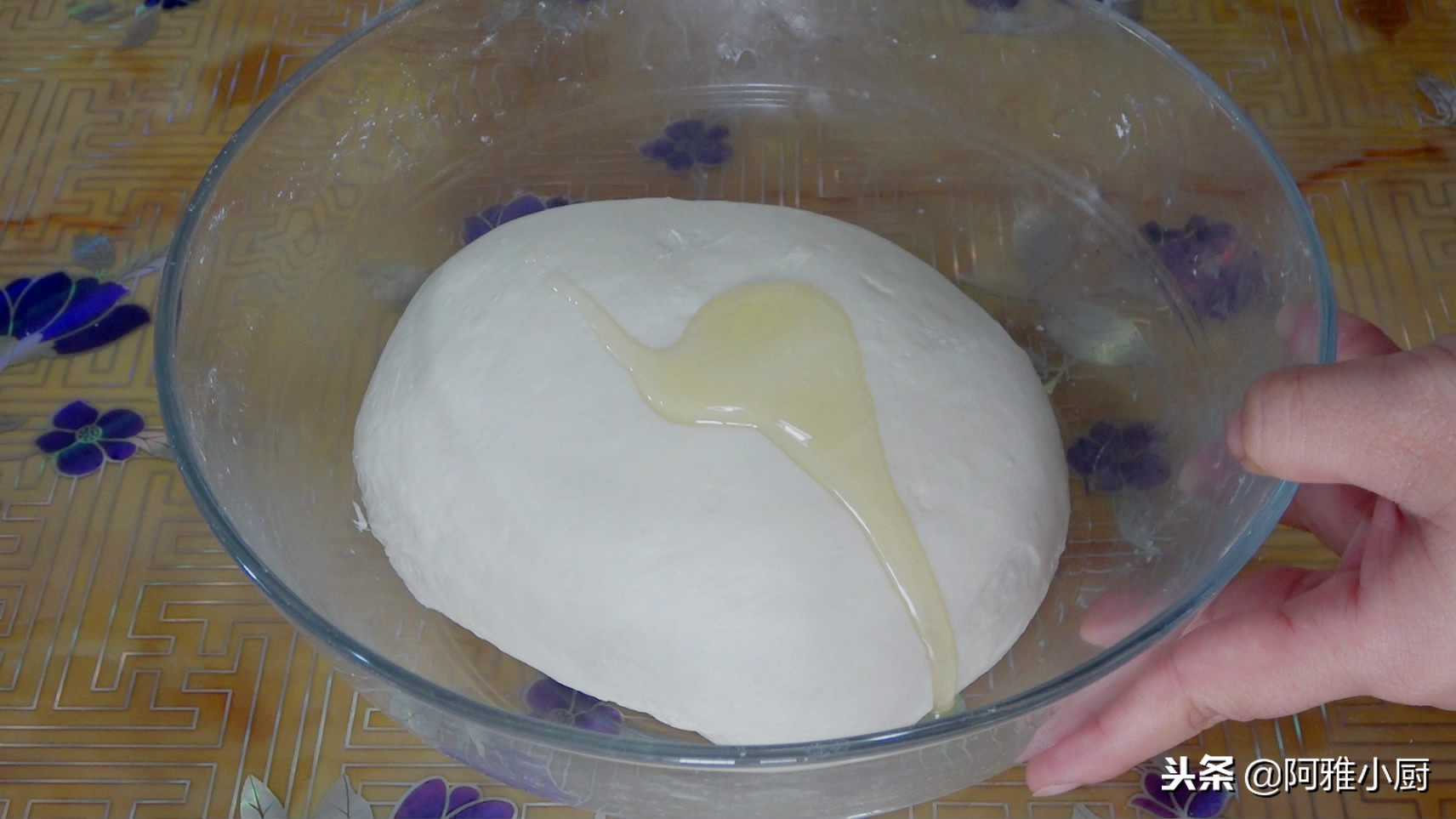 把馅饼做的皮薄如纸，这一步很重要，做法简单，凉了不硬
