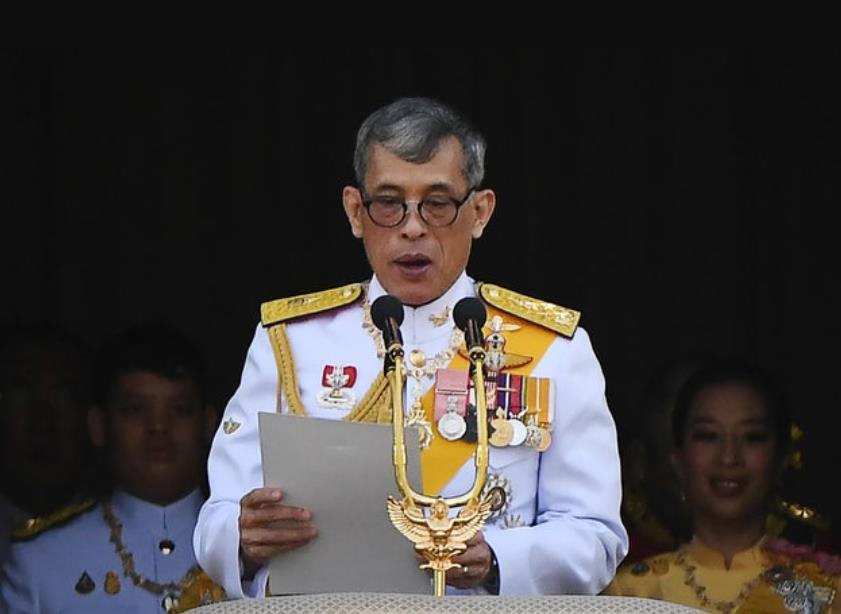 泰王为玉佛更衣,泰王给玉佛换装