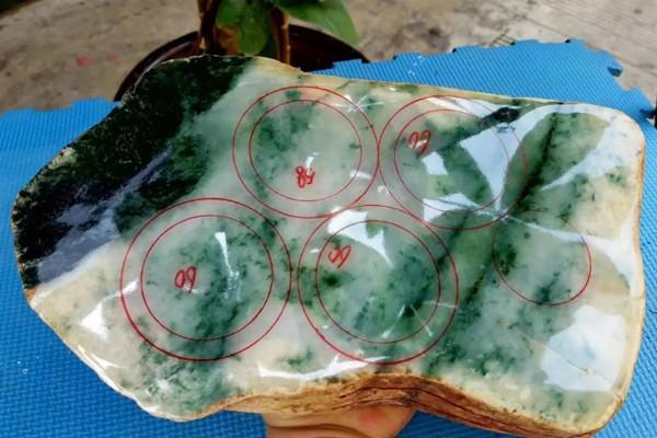 木那翡翠原石切开,这块翡翠原石能切出什么