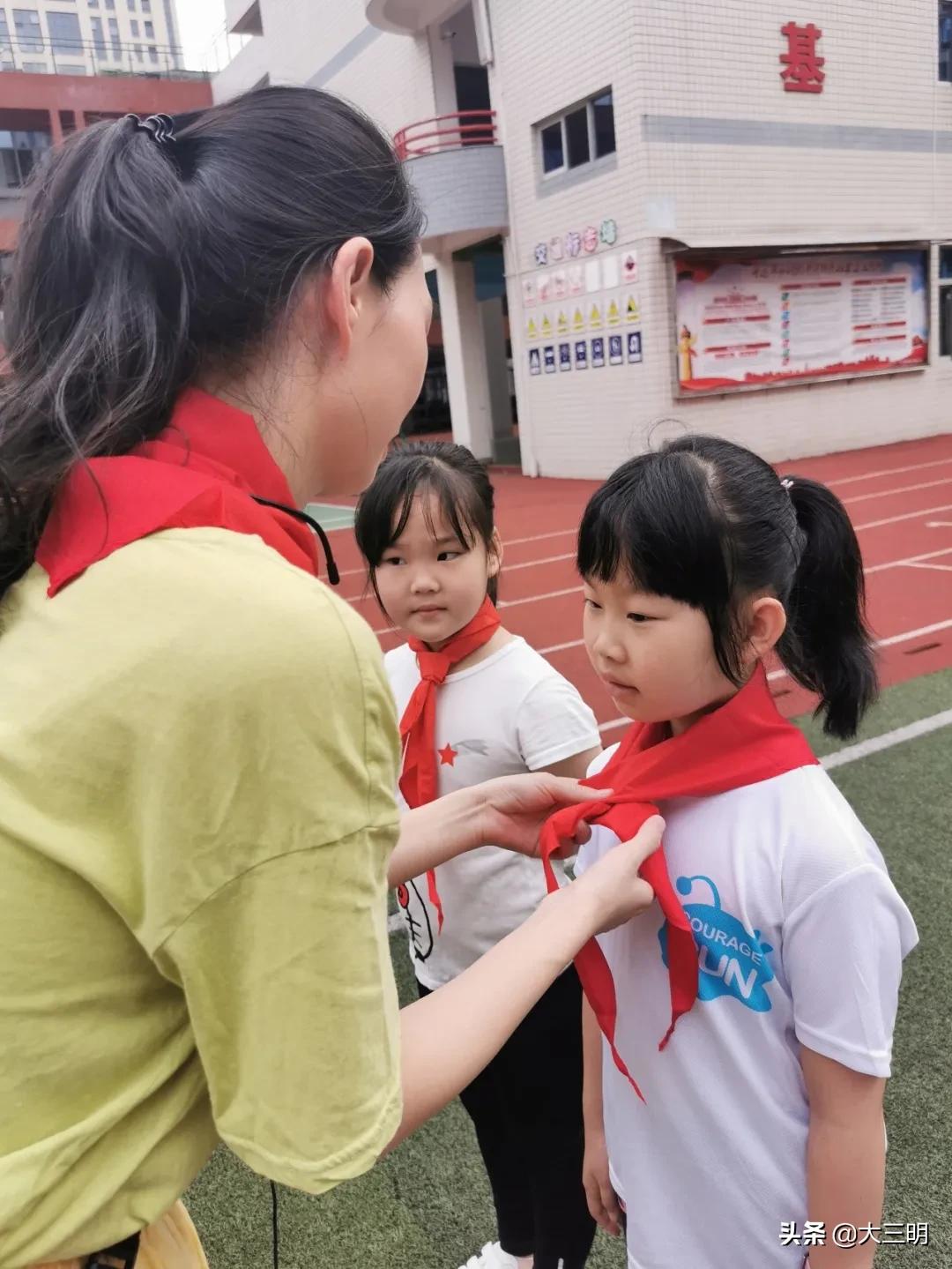 荣誉升旗手丨二年,6班刘昕妤