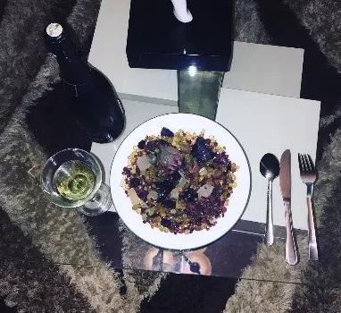 国外富二代圣诞集体炫富：私人飞机只是入门水平，奢侈品堆满全身