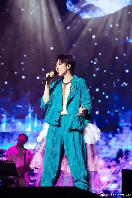 直播行业8月报丨陌陌主播月入964万；腾讯网易发力游戏直播