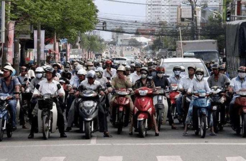 北京车神越南开摩托改装店，每年被偷20辆，赚60万被越南女孩追求
