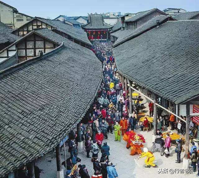 山顶一只船，其实它是一格形状像船的小镇