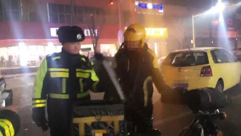 叮！您今日份的外卖由保定交警配送