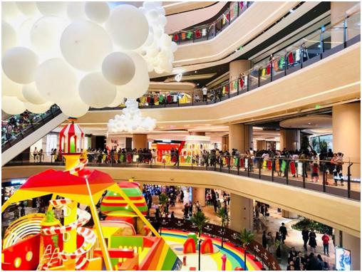 重庆这个店铺开业庆祝也太奇怪了吧？网友：现在流行这种风格了吗