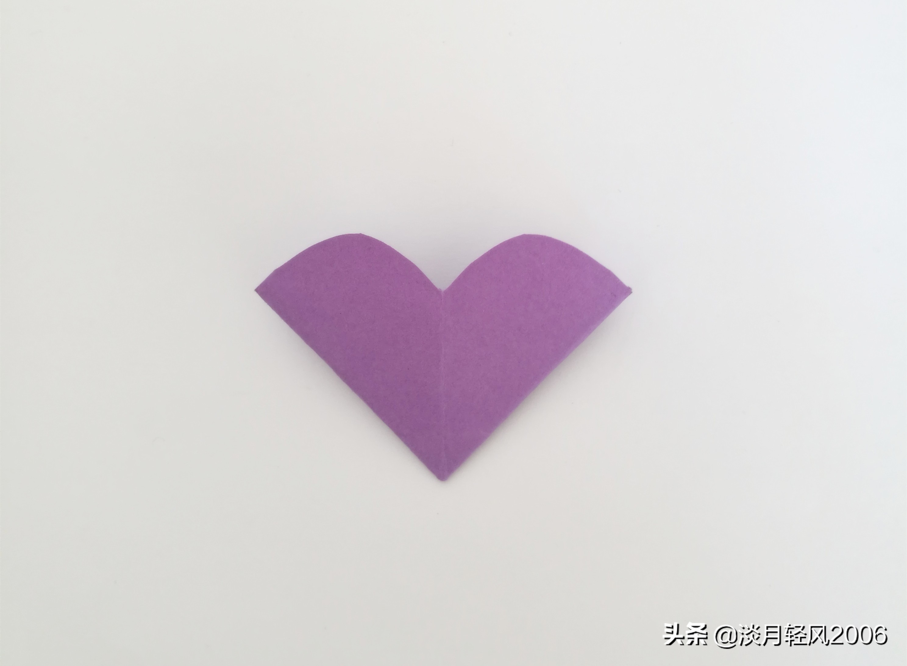 正方形星空卡纸爱心卷轴折法,简单有趣的卡纸折心