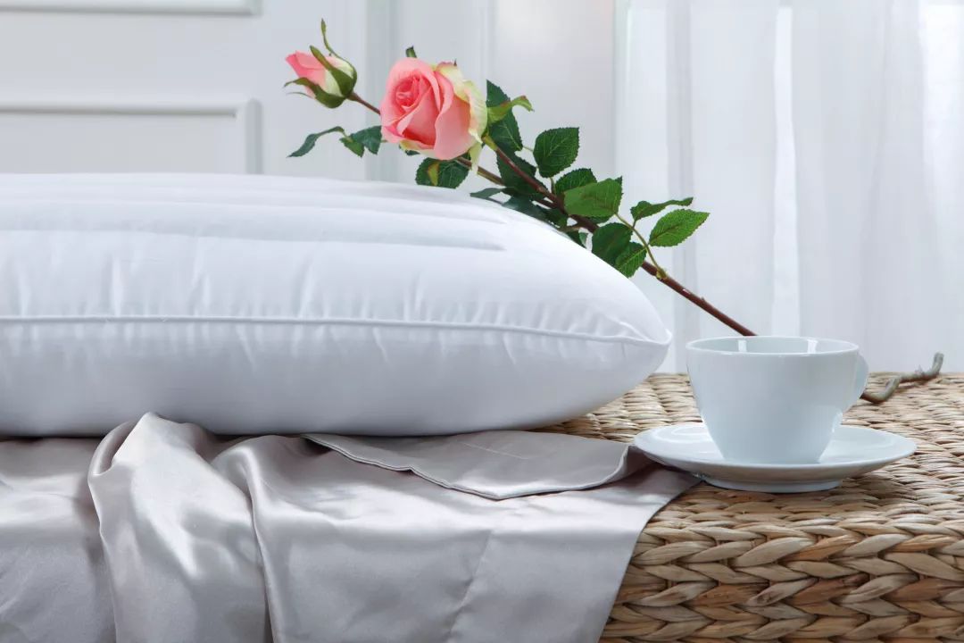 头发干枯发黄毛躁怎样改善,头发干枯暗沉无光泽怎么办