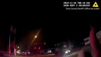 不系安全带拐弯飞出,小孩子坐车不系安全带被甩出车外