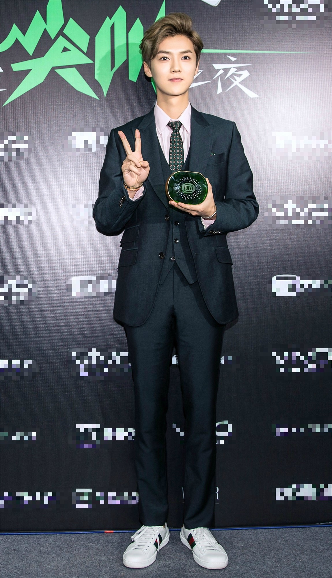 运动鞋怎么搭配才好看,如何把运动鞋搭配出时尚感