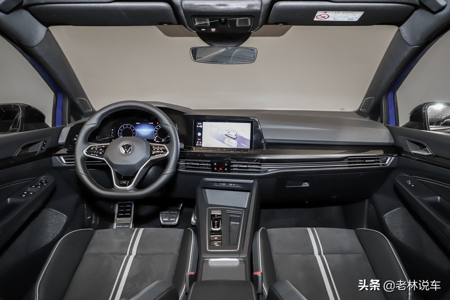 内饰沿袭老款车型设计,内饰变化