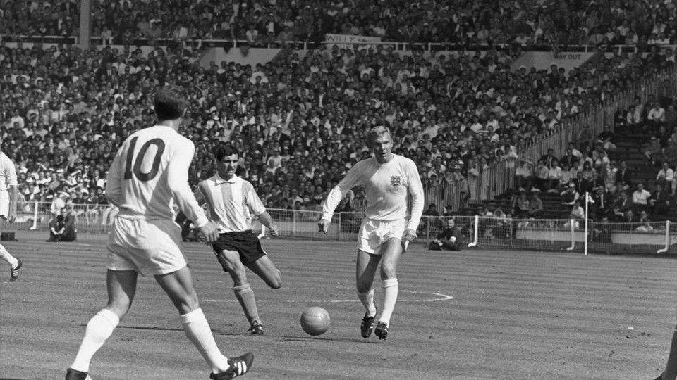 博比摩尔和阿什利科尔哪个厉害,英格兰球员博比摩尔