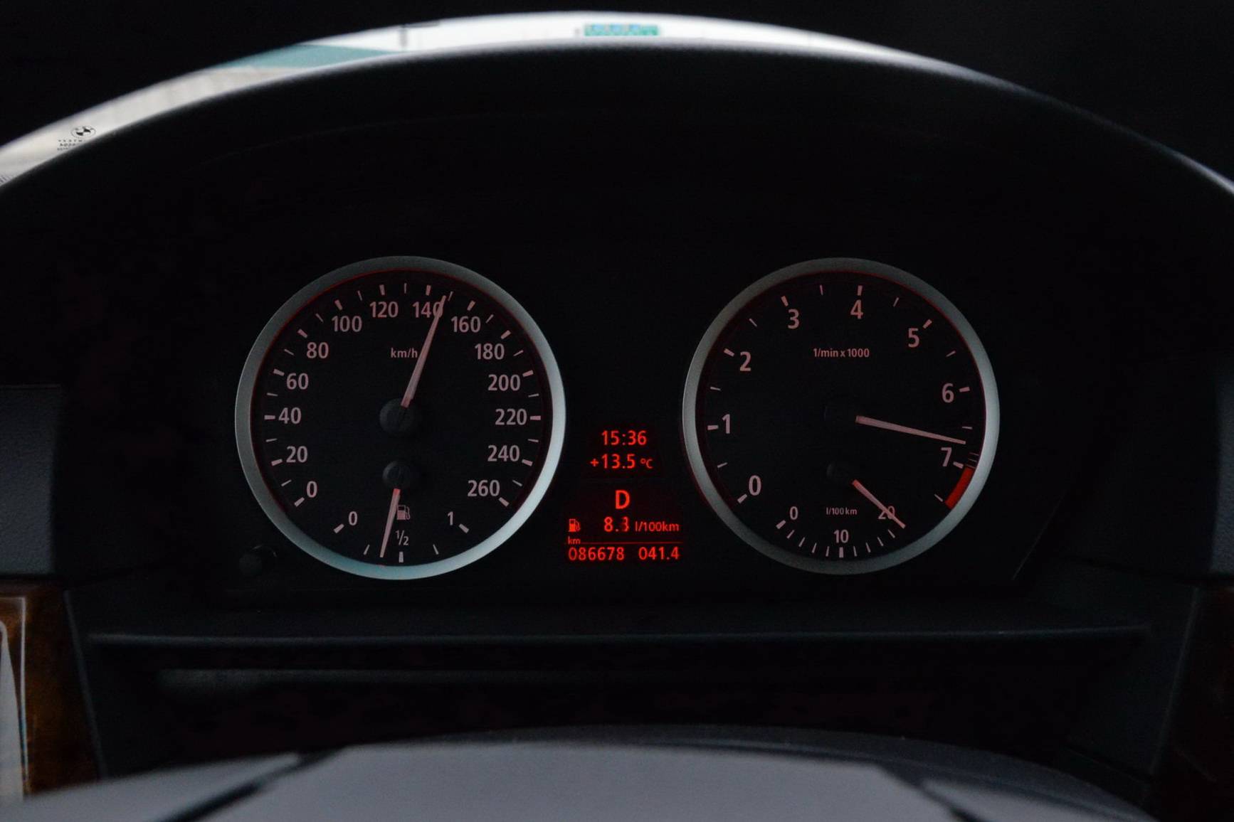 11万出头宝马5系，有电视带冰箱，顺丰小哥难自拔「路试笔记」