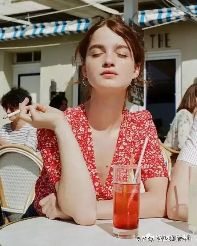 显脸瘦的方法和穿搭,显脸瘦显高的发型怎么扎