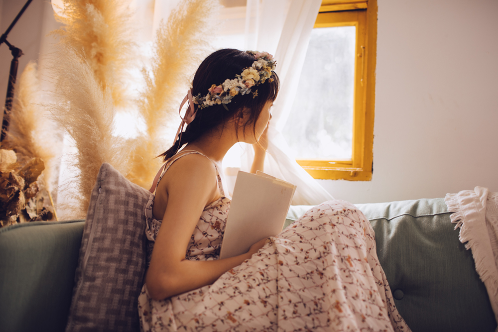 女人见到喜欢的男人是什么举动,女人遇到喜欢的男人都有什么反应