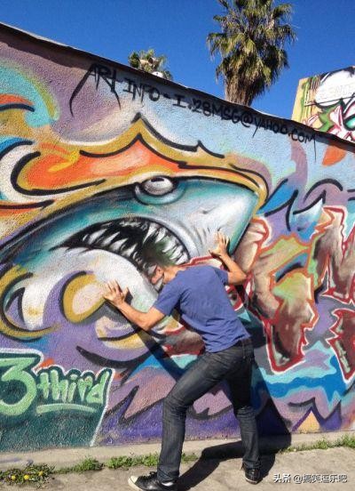 笑岔气的搞笑段子：有些人表面上喊穷，背地里为喜欢的人大手大脚