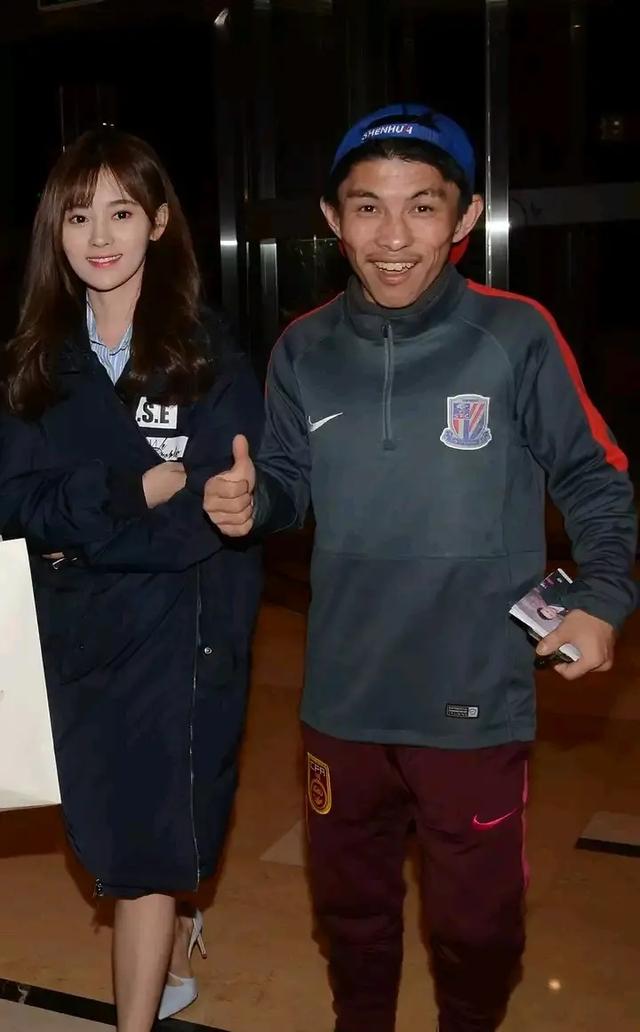 申花球迷立功了！一张合照揭开鞠婧祎身高之谜