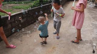 中国宝藏爷爷靠玩木头火到国外了,中国宝藏爷爷玩木头火到国外了