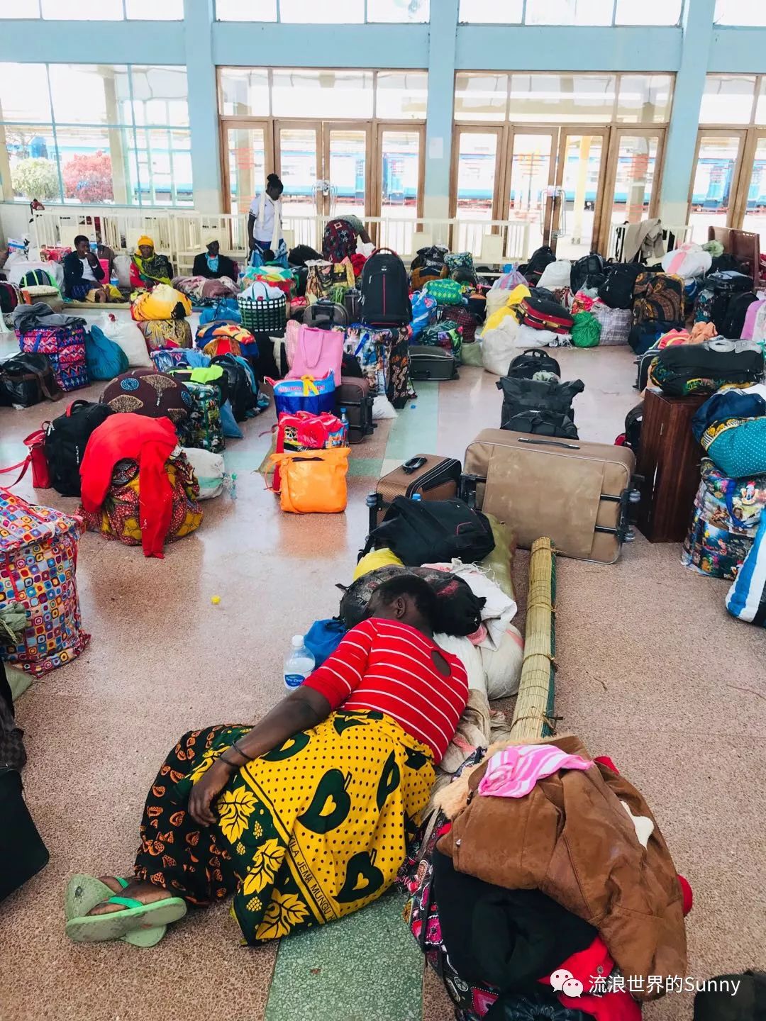 流浪非洲，乘坐中国援建火车去赞比亚，满满的亲切