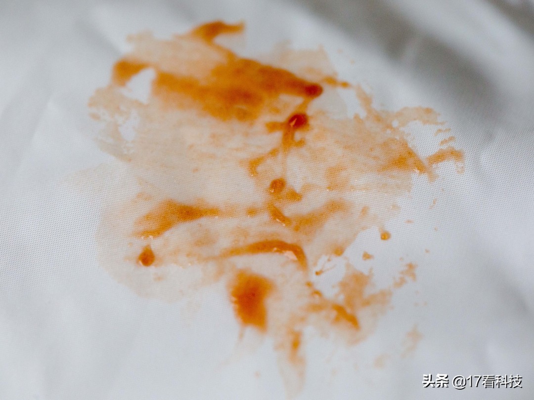 羽绒服沾了污渍,羽绒服油渍清洁免洗