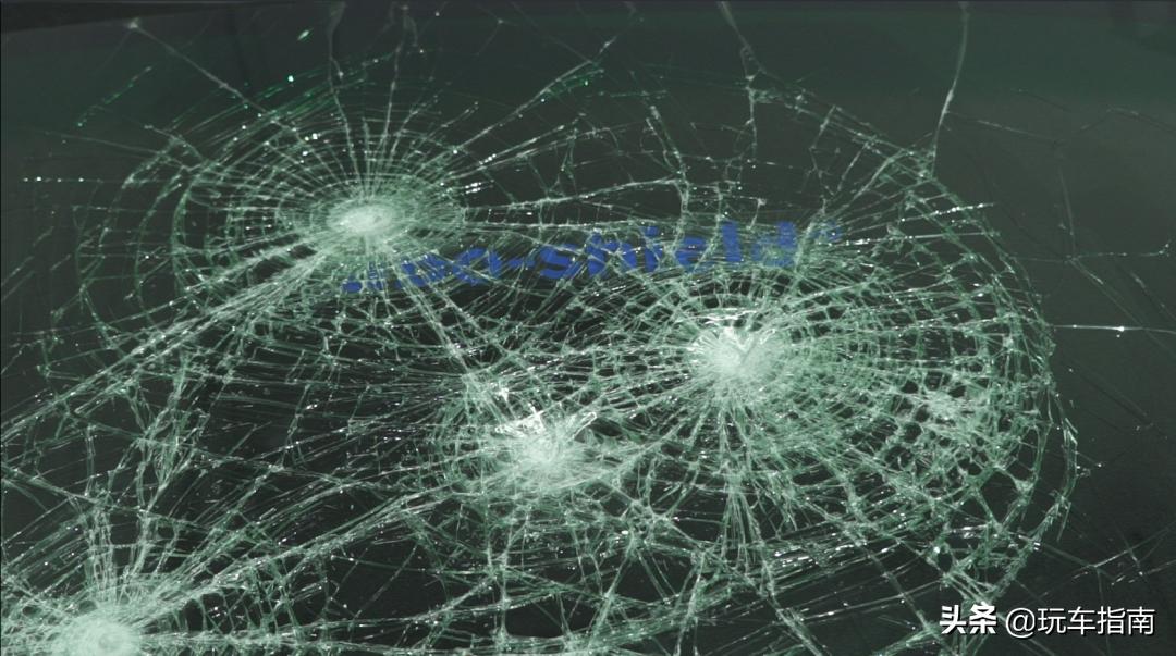 风挡玻璃又破裂?实测日本玻璃盾,石子80km/h撞击都没事?