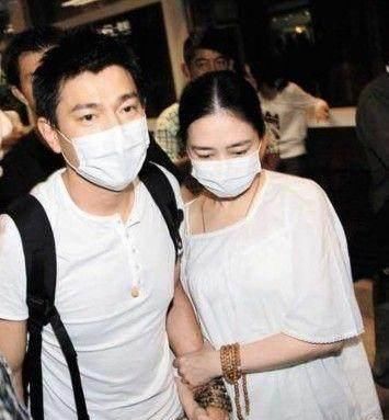 爱情与颜值无关，何炅妻子长这样！妻子颜值一般但夫妻感情非常好