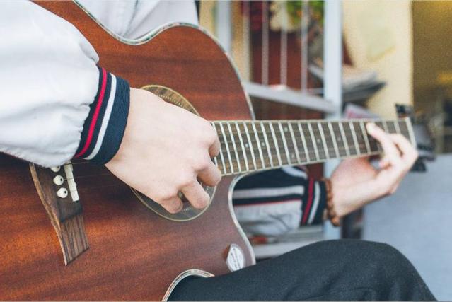 初学吉他可以一步到位买把好琴吗,吉他新手该选什么歌