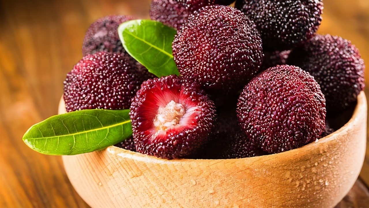 杨梅汁滴到衣服上怎么洗最干净,被杨梅汁染在衣服上洗不去怎么办