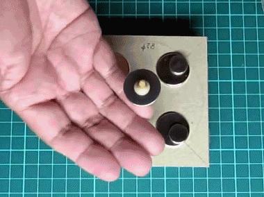 如何用四个小圆磁铁做个悬浮陀螺,神奇的磁铁可以让陀螺旋转个不停