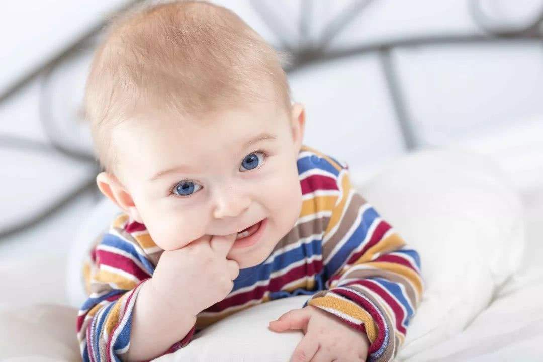 宝宝什么都往嘴巴里塞怎么办,宝宝拼命把手塞嘴巴里是为什么