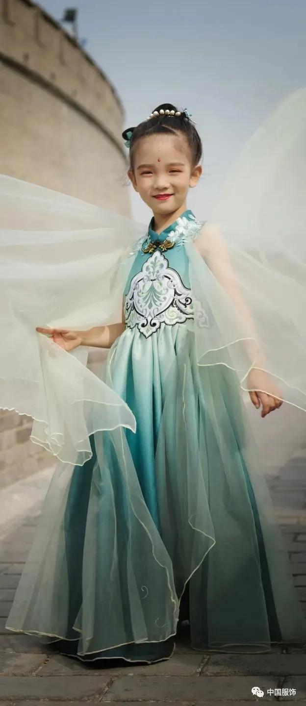 行业首发,JS蒋硕·肩上云×《中国服饰》杂志2021北京时装周上演汉服童装专场发布