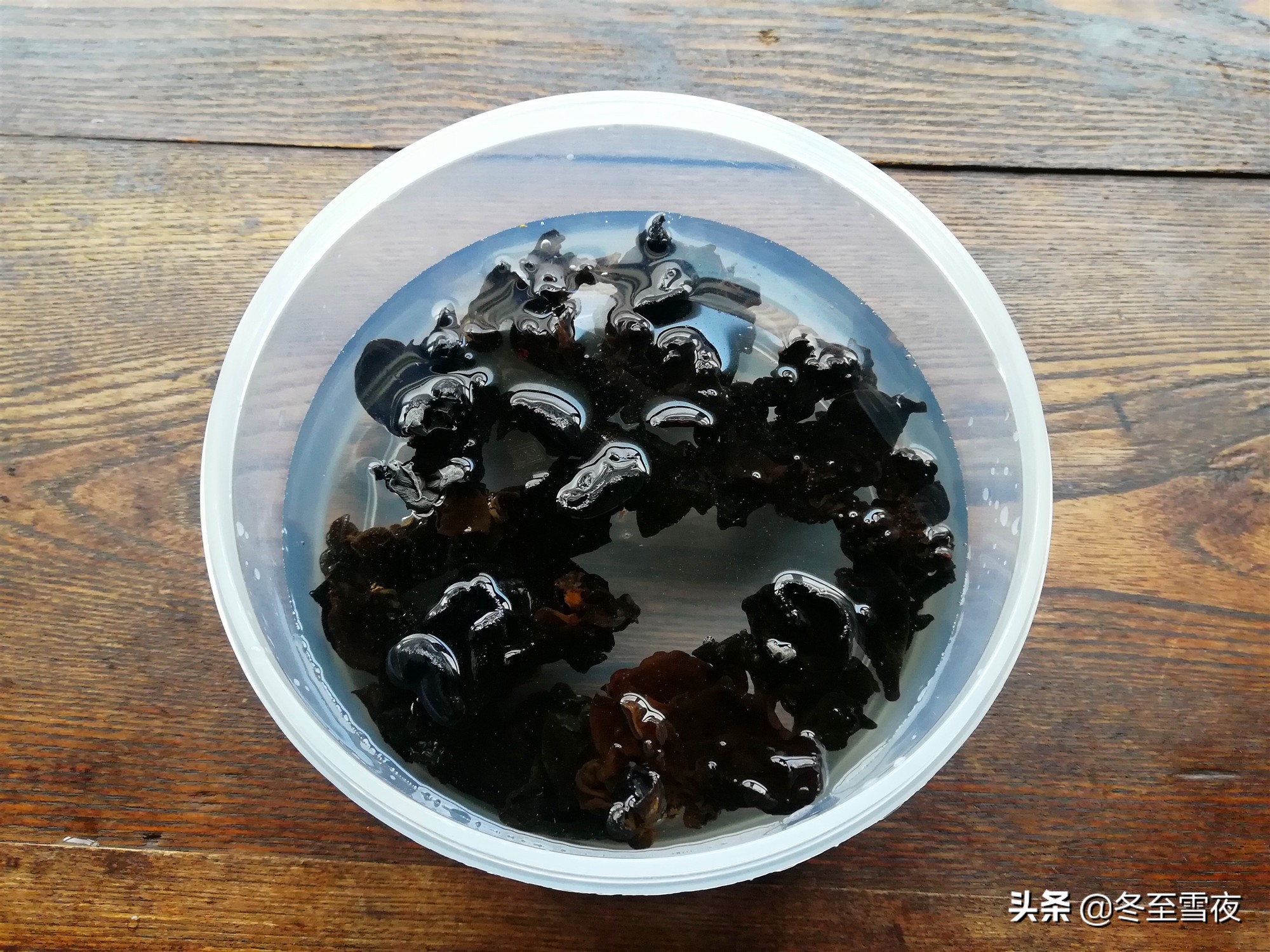 泡发干木耳用冷水还是热水,泡发干木耳用什么方法最好