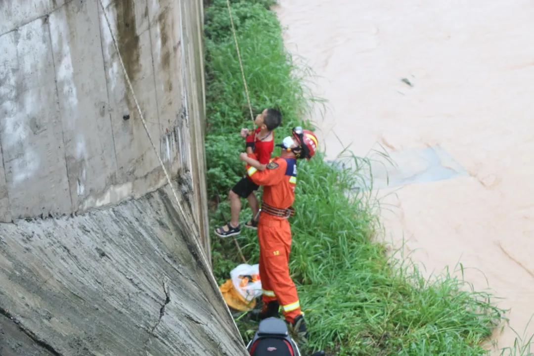 深圳暴雨致多人被困消防紧急救援,深圳暴雨引发洪水浸死车内司机
